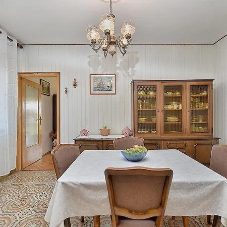 Martina 2404 Apartman Galizana